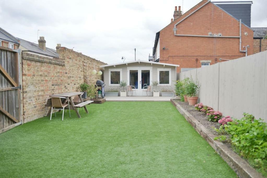 Summer House Hotel Thames Ditton Екстериор снимка