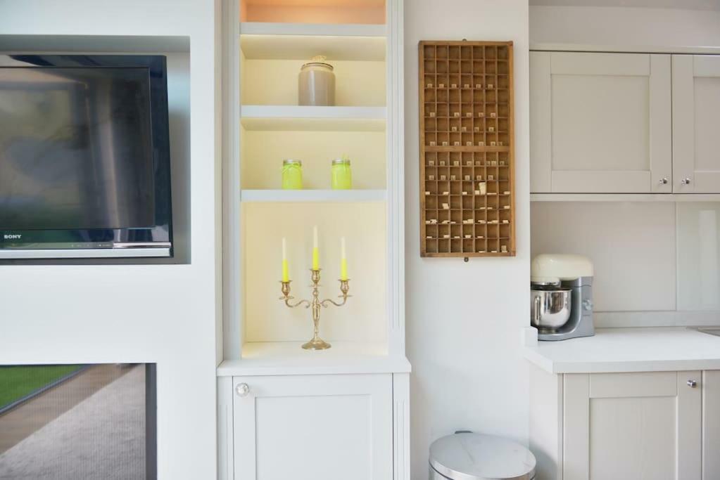 Summer House Hotel Thames Ditton Екстериор снимка