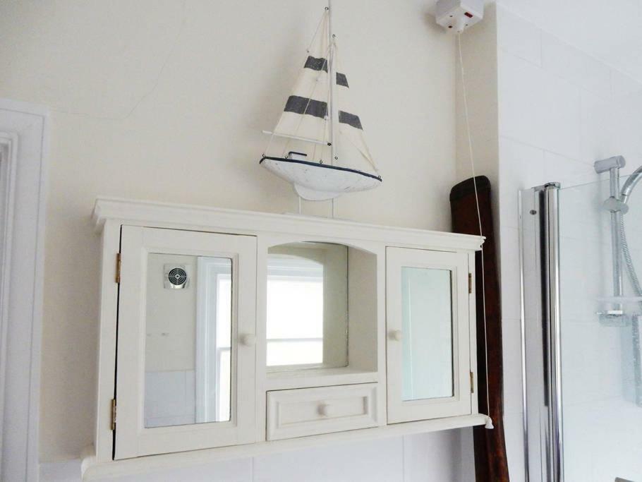 Summer House Hotel Thames Ditton Екстериор снимка