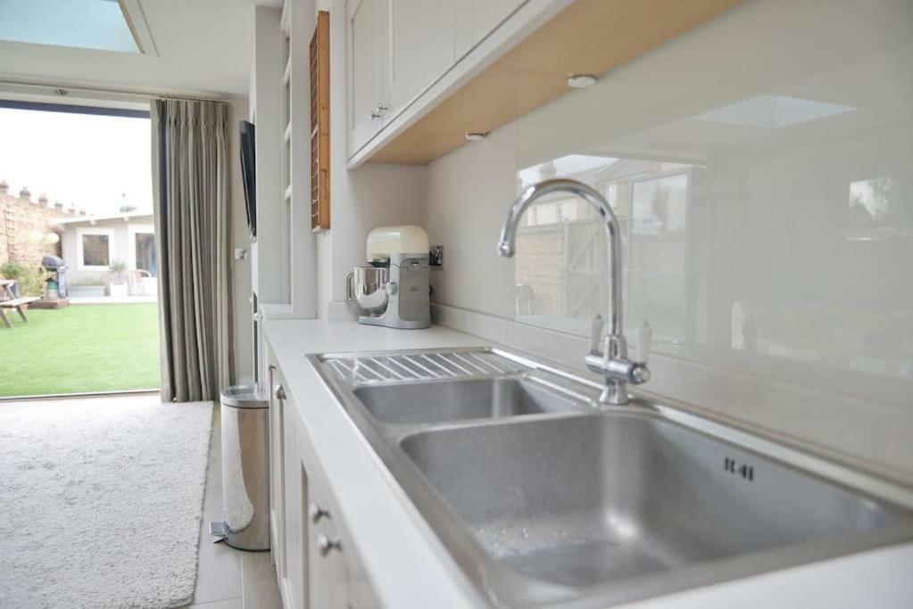 Summer House Hotel Thames Ditton Екстериор снимка