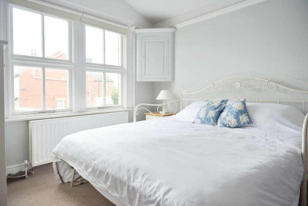 Summer House Hotel Thames Ditton Екстериор снимка
