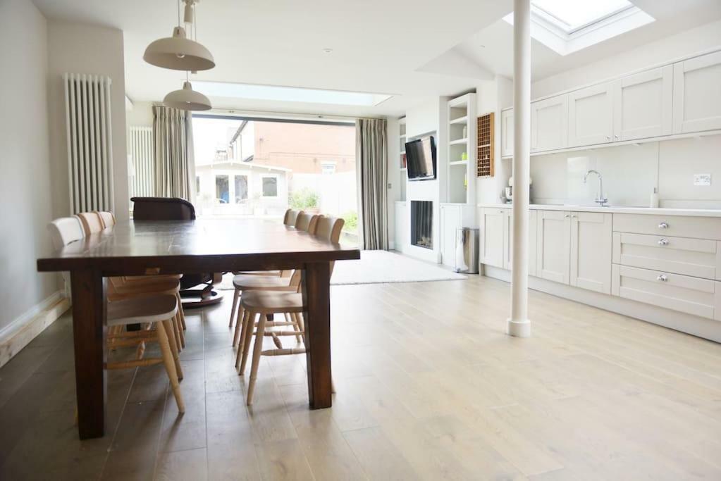 Summer House Hotel Thames Ditton Екстериор снимка